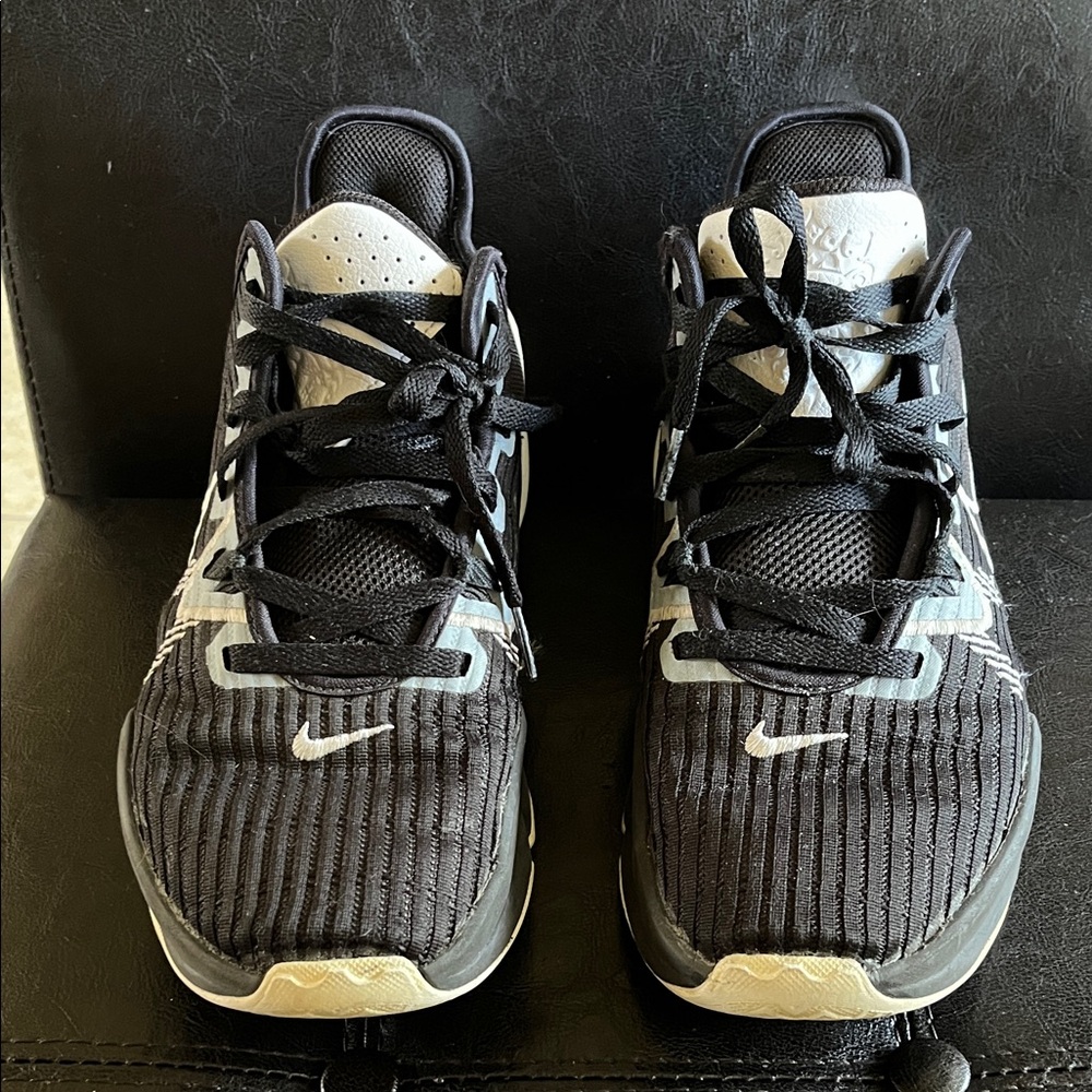 NIKE Men's Black and White Athletic Sneakers size 9.5, used